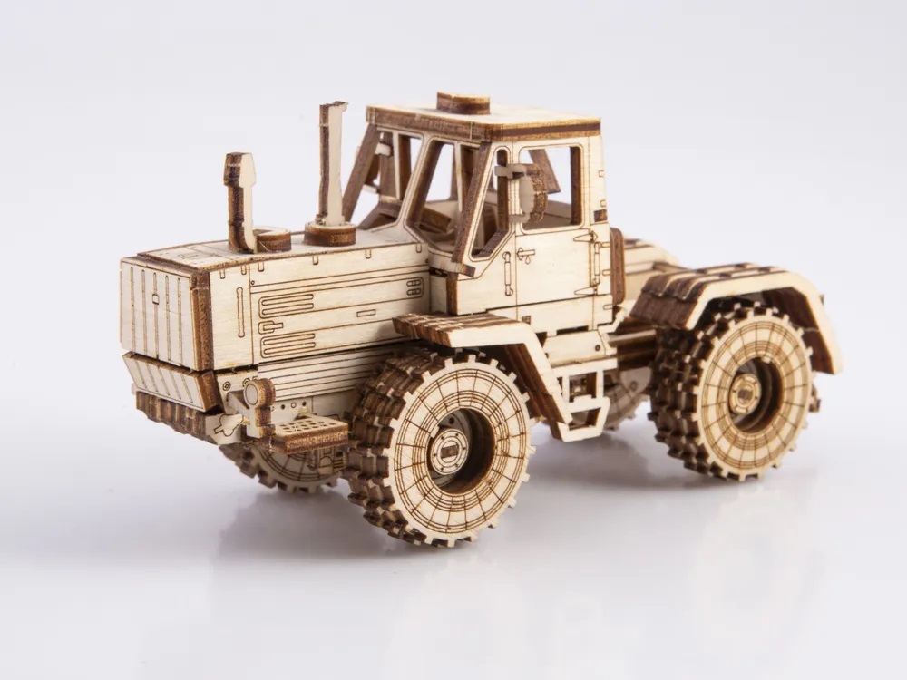 Сборная деревянная модель Baumi Трактор T-150К 1/43 арт.12202